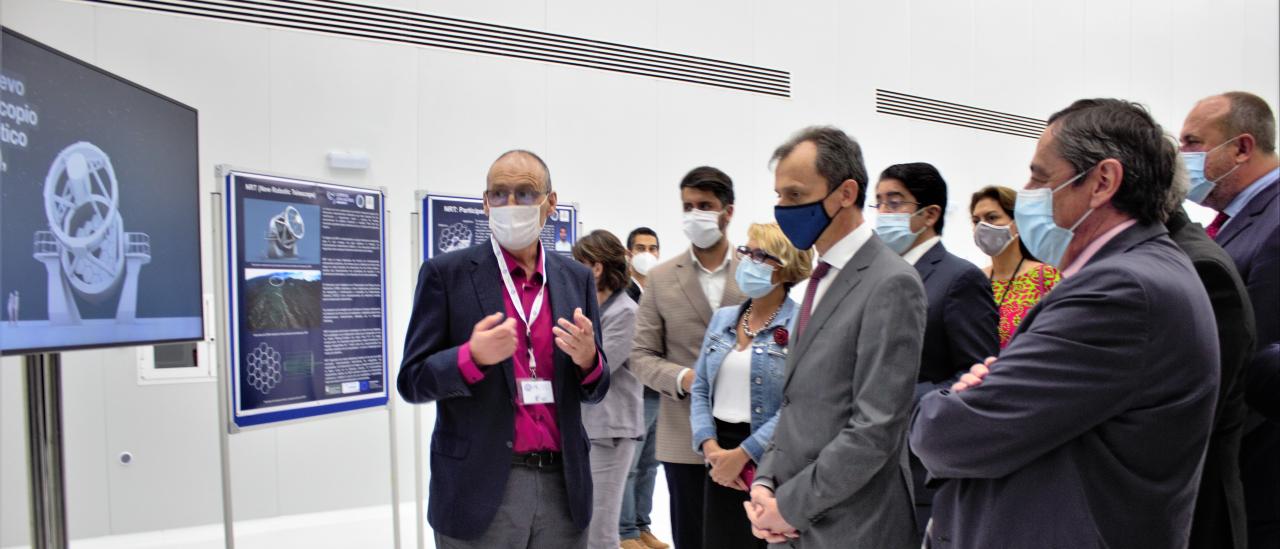 Carlos Gutiérrez talks about the NRT with Pedro Duque and other visitors in the IACTEC building