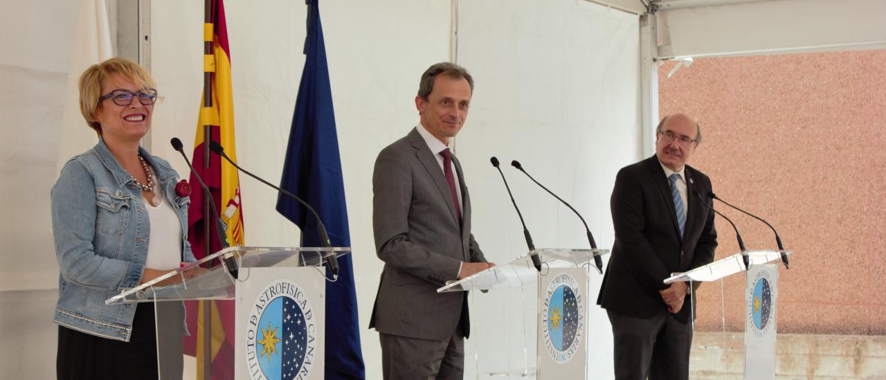 Elena Máñez, Pedro Duque y Rafael Rebolo en la rueda de prensa tras el consejo rector del IAC