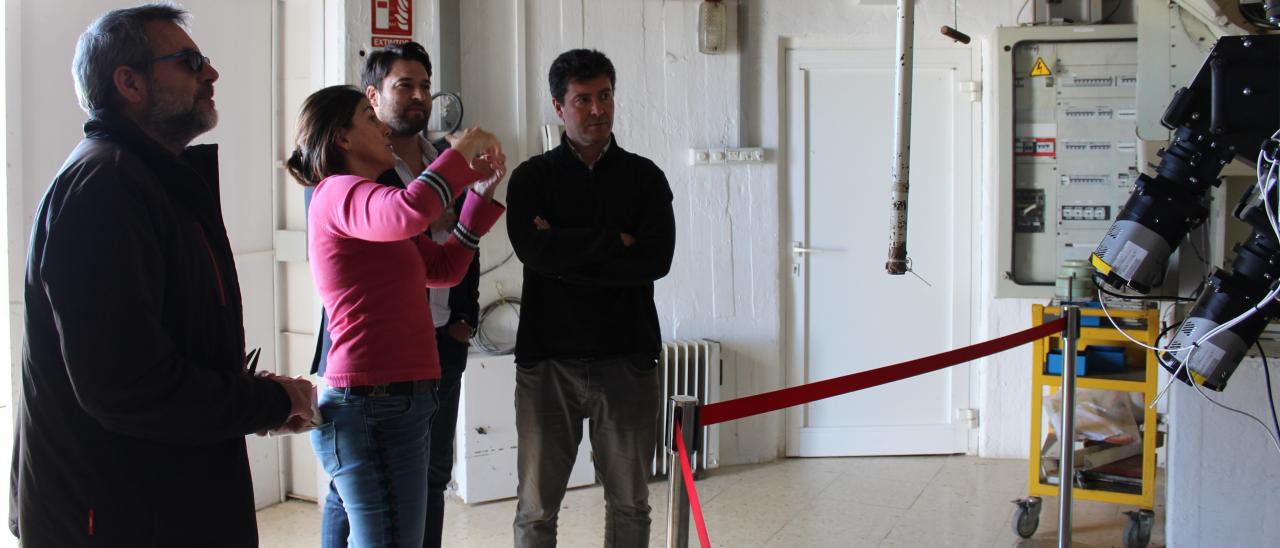 The manager of the Teide Observatory, the deputy director of the IAC, the mayor of Güímar and the Head of Economic and Legal Affairs of IACTEC inside the dome of the Carlos Sánchez Telescope