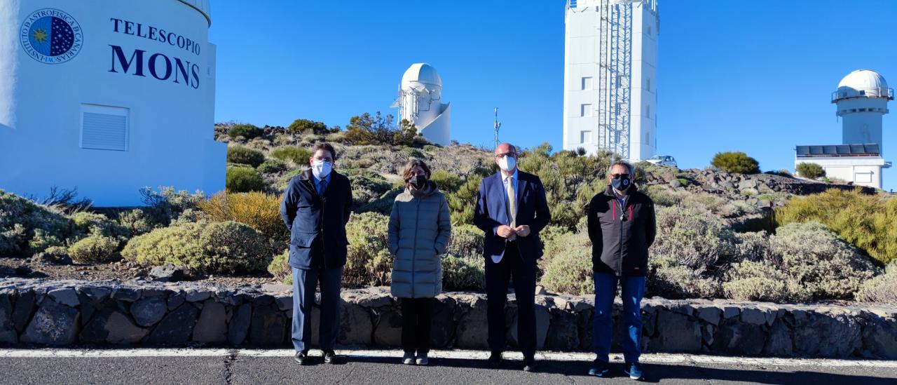 Manuel Muñiz, Casiana Muñoz-Tuñón, Anselmo Pestana y Miquel Serra-Ricart frente a los telescopios MONS y GREGOR