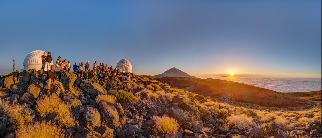 Profesores durante la puesta de Sol con el Teide de fondo. 