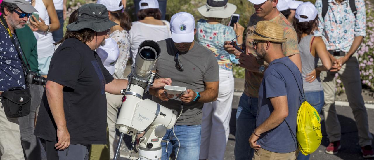 Profesores durante la observación solar