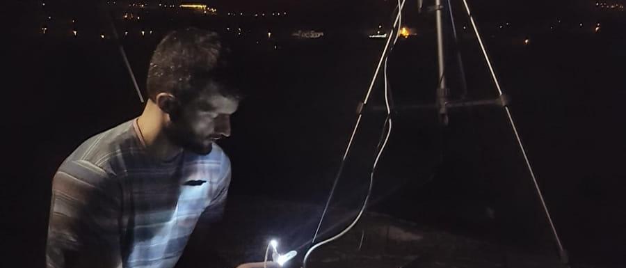 Carlos Colodro (IACTEC), tomando imágenes del volcán de Cumbre Vieja con la cámara DRAGO.