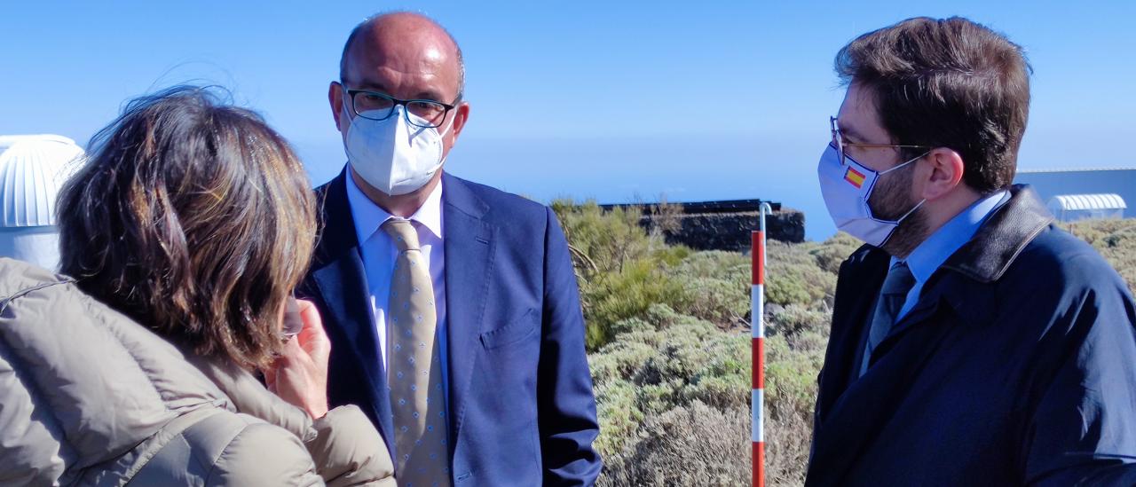 Casiana Muñoz-Tuñon, Anselmo Pestana y Manuel Muñiz Villa en el Observatorio del Teide