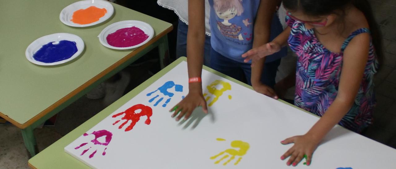 Niños y niñas españoles y saharauis comparten un emotivo momento durante las actividades de Amanar en Gran Canaria. 