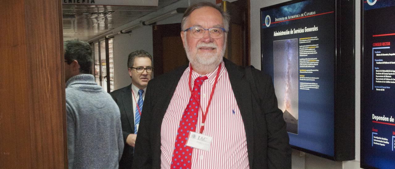 Günter Koch (NCP y HCM) antes de entrar a una mesa redonda en enero de 2018