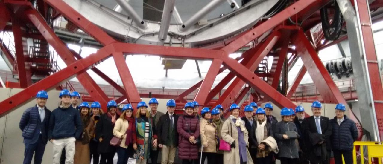 Algunos asistentes al acto de colocación de la placa y de conmemoración del 30º aniversario de la Ley del Cielo, durante su visita al Gran Telescopio Canarias (GTC)