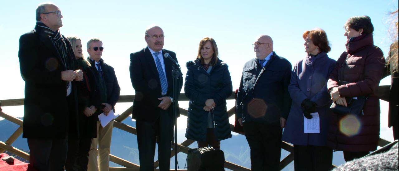 Algunos asistentes al acto de colocación de la placa y de conmemoración del 30º aniversario de la Ley del Cielo