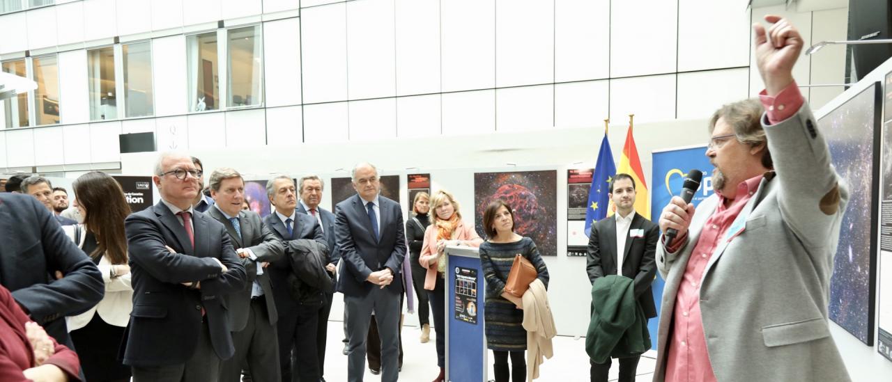 Alfred Rosenberg durante la inauguración de la exposición "100 Lunas cuadradas" en el Parlamento Europeo