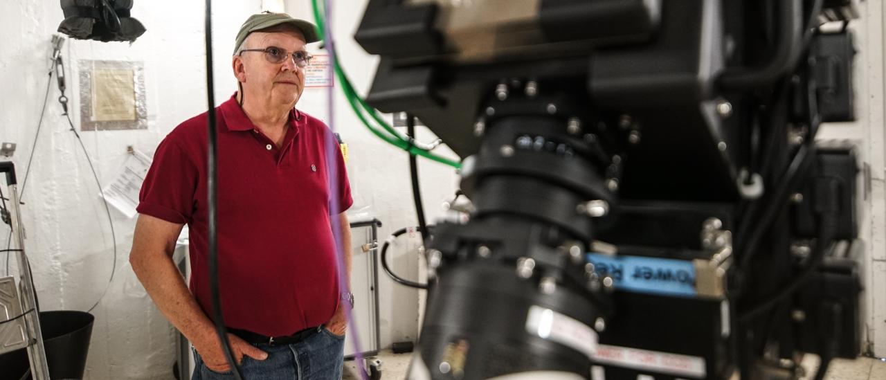 Wayne Rosing dentro del telescopio Carlos Sánchez