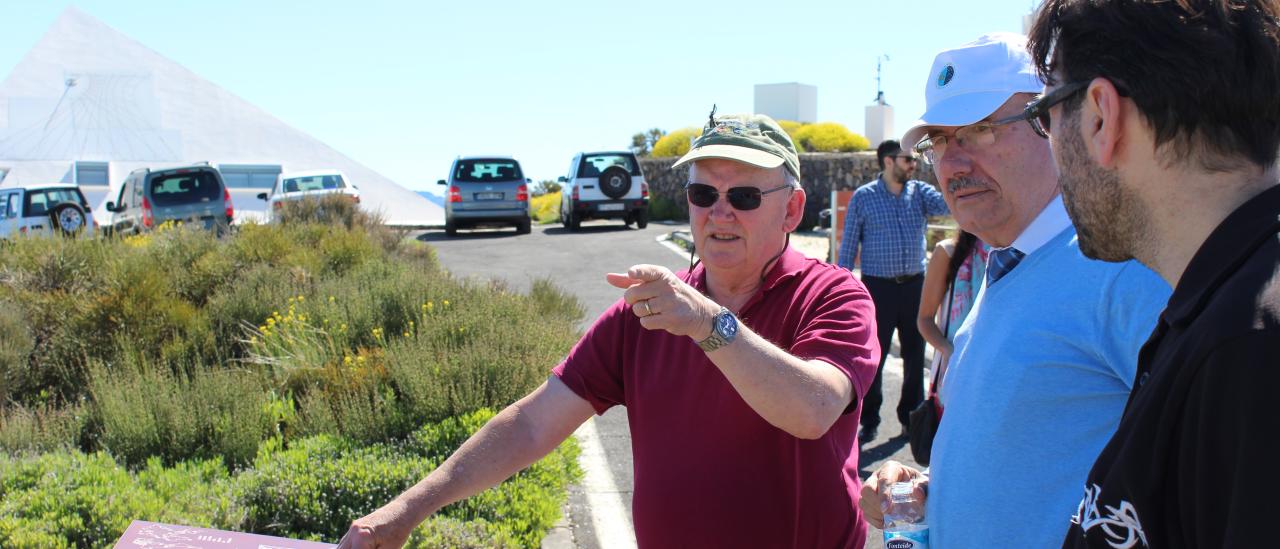 Wayne Rosing, durante su visita al Observatorio del Teide con Rafael Rebolo, Enric Pallé y Javier Licandro.