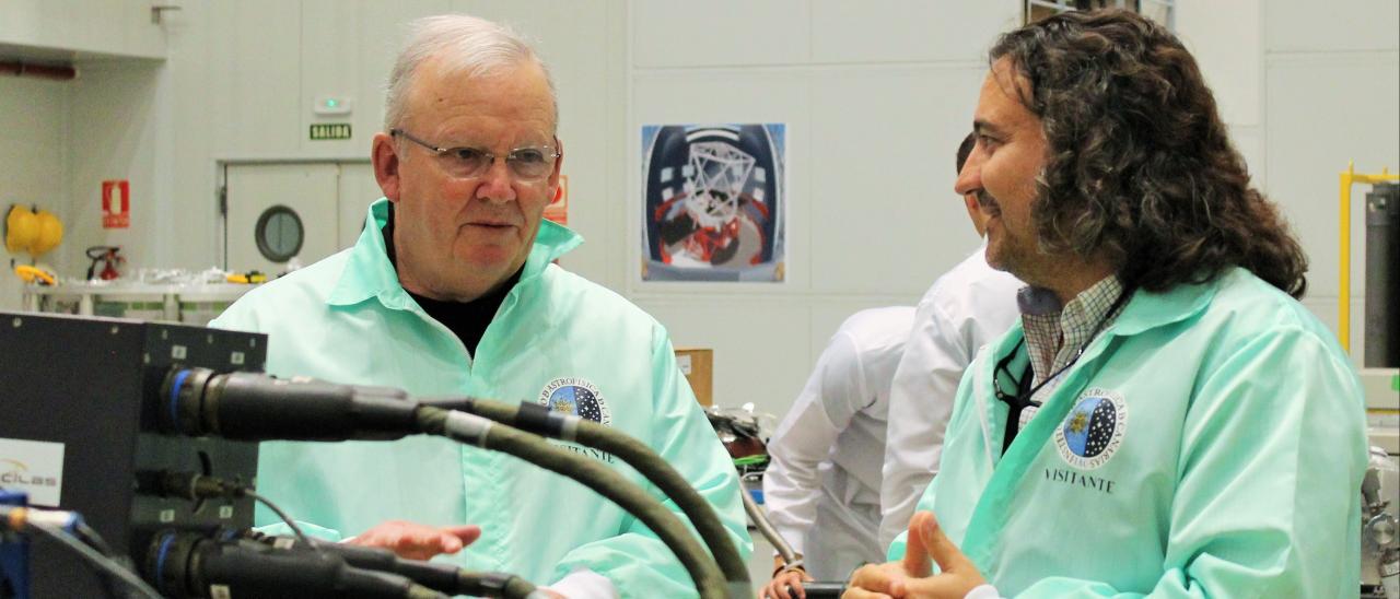 Wayne Rosing y Alfonso López Aguerri durante su visita a la sede del IAC en La Laguna