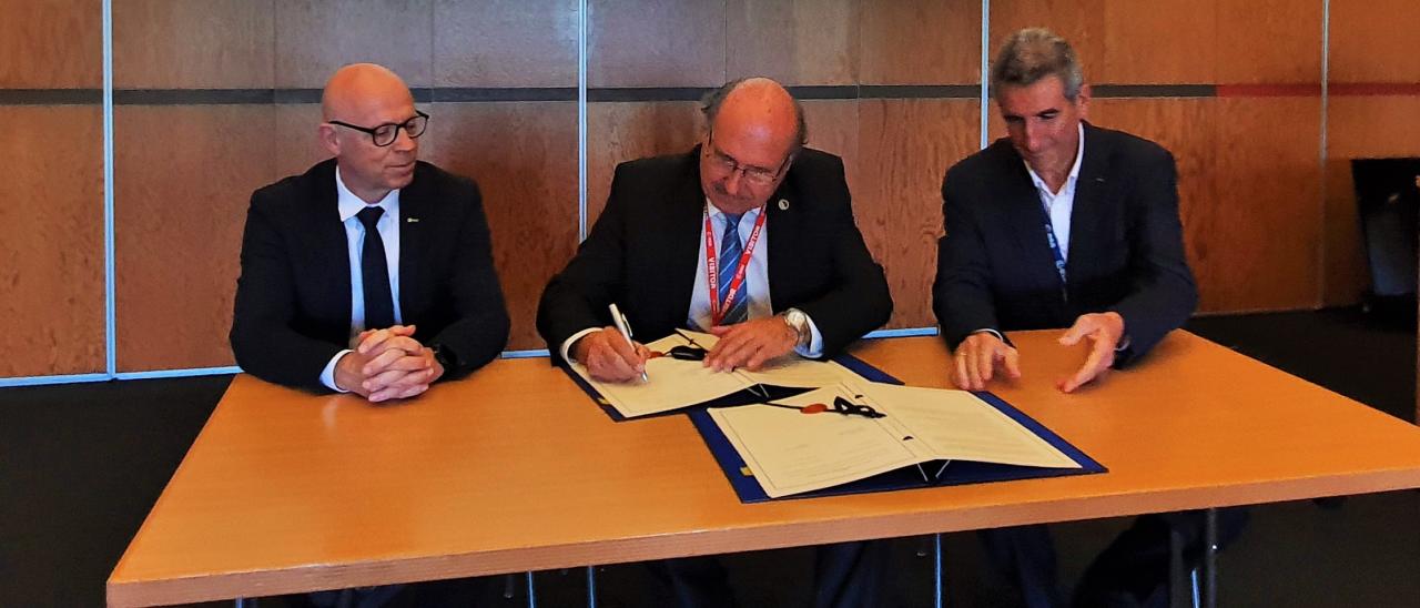 Rafael Rebolo firma junto a Franco Ongaro y Rolf Densing