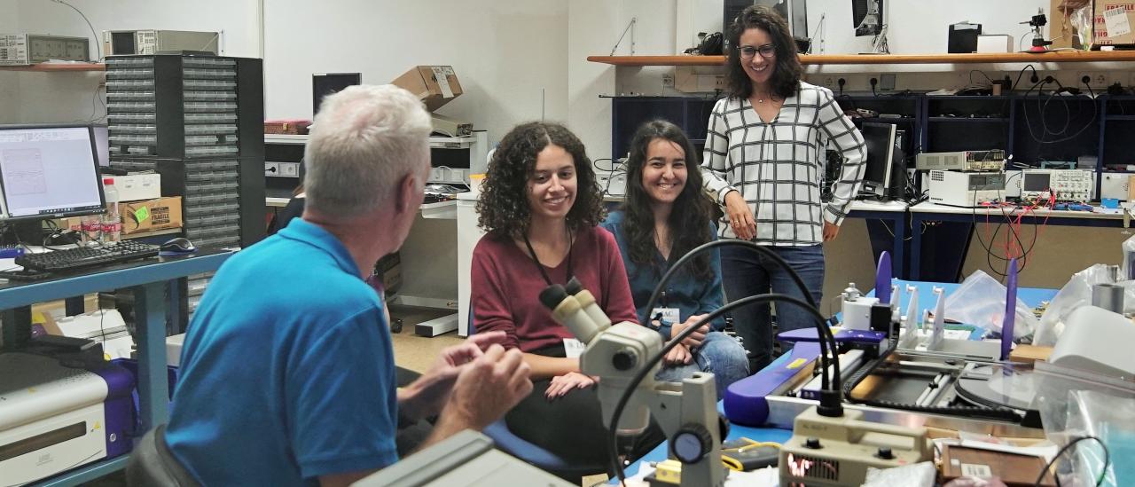 Roger Hoyland in the instrumentation laboratories of the IAC with the students of the Canarias Masterclass program.
