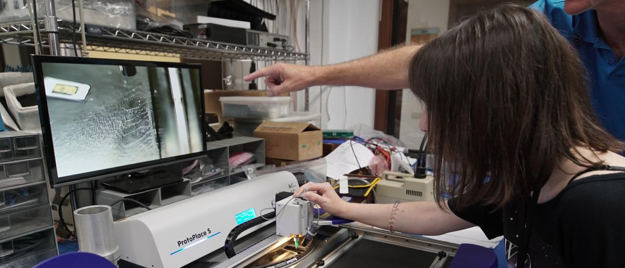 Durante su visita, las estudiantes del programa Canarias Masterclass aprendieron los pasos para diseñar un prototipo de circuito electrónico