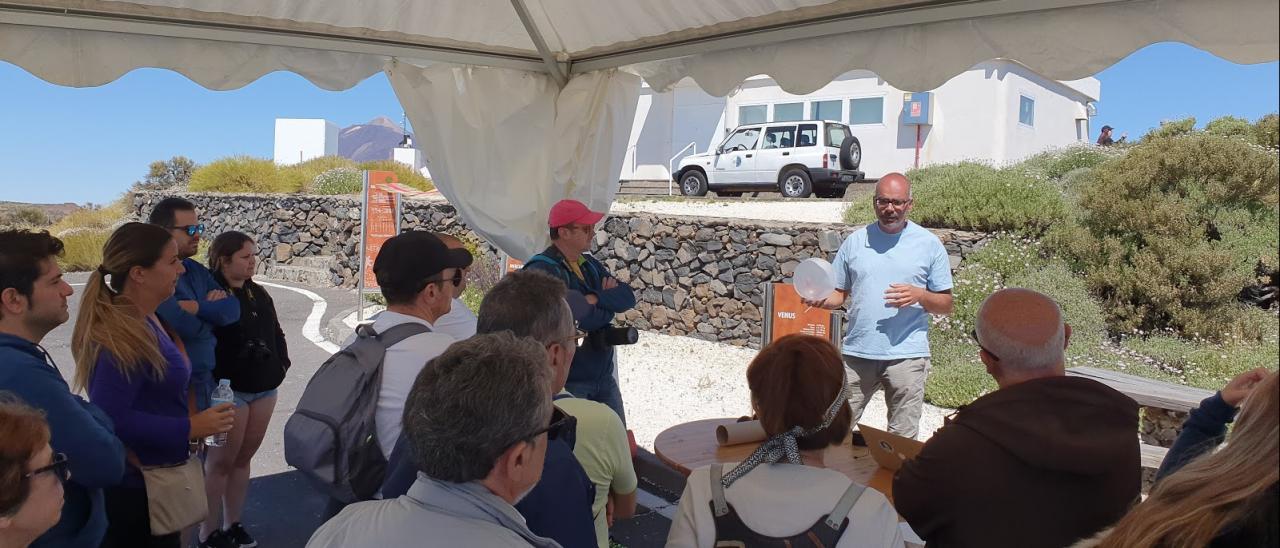 Antonio Eff-Darwich (ULL) during the Open Days Antonio Eff-Darwich (ULL) durante las Jornadas de Puertas Abiertas 2019 en el Observatorio del Teide. Crédito: IAC. at the Teide Observatory. Credit: IAC. 