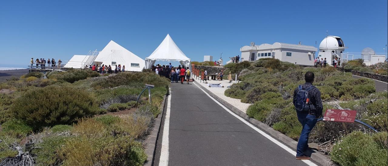 Asistentes a las Jornadas de Puertas Abiertas 2019 en el Observatorio del Teide junto al Laboratorio Solar y al telescopio SONG. Crédito: IAC. 