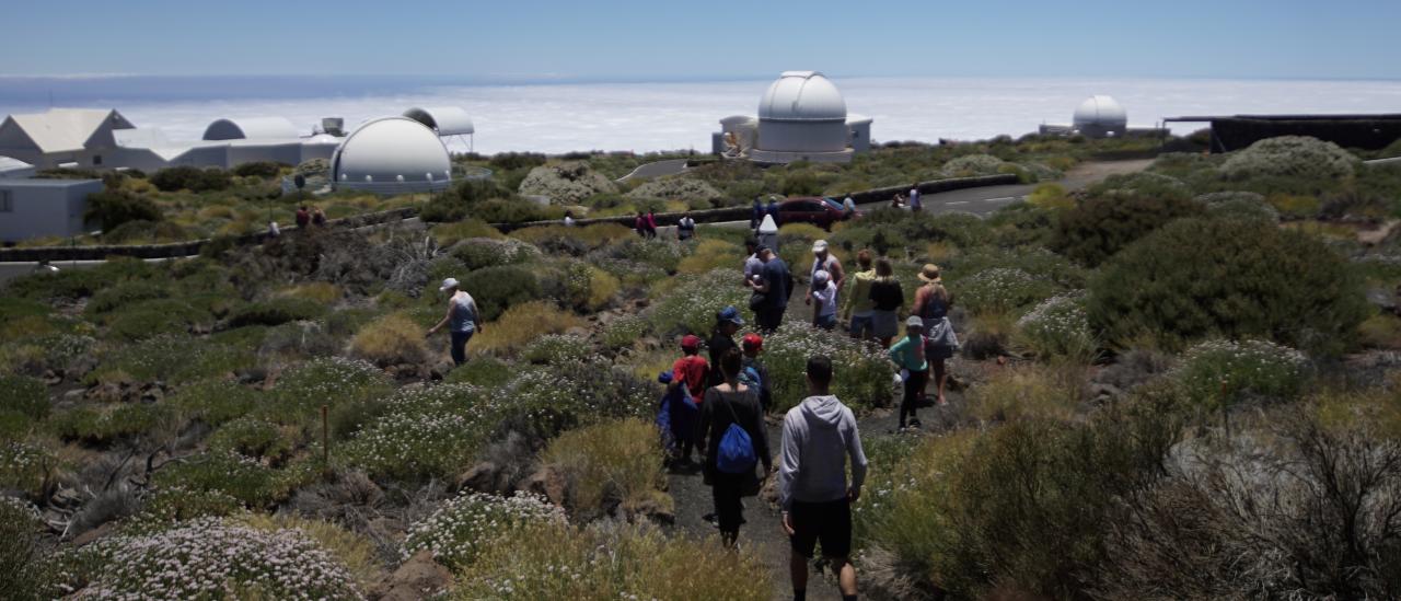 Asistentes a las Jornadas de Puertas Abiertas 2019 en el Observatorio del Teide saliendo de la cúpula de divulgación. Crédito: IAC. 