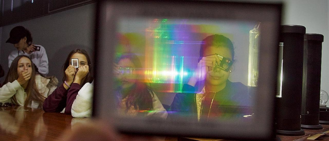 Alummado de 4º de la ESO experimentando con redes de difracción durante el taller sobre la luz del programa "Nuestros Alumnos y el ORM"