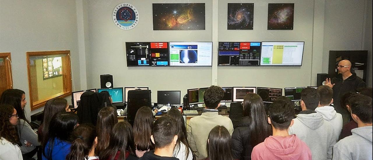 Sala de control del Gran Telescopio Canarias (GTC) durante la visita del alumnado de 4º de la ESO del programa "Nuestros Alumnos y el ORM".