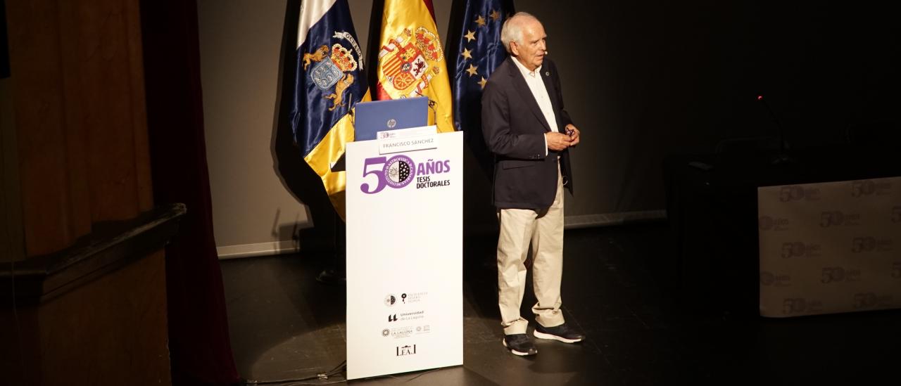 Franciso Sánchez during his lecture "DREAMING STARS. This is how Astrophysics was born and consolidated in Spain". 