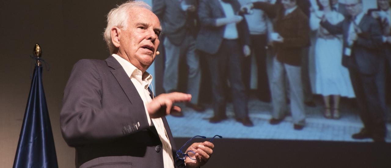 Francisco Sánchez durante su charla "SOÑANDO ESTRELLAS. Así nació y se consolidó la Astrofísica en España"