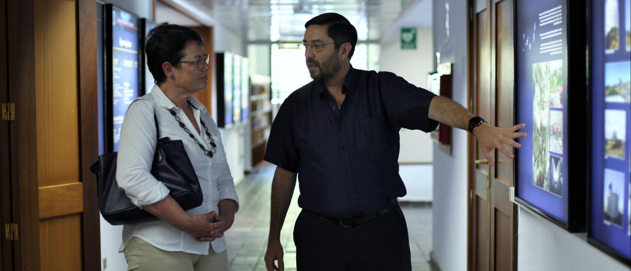 Javier Licandro, coordinador de investigación del IAC, explica a Ana Rosa Mena, alcaldesa de Tegueste, la labor que se realiza en materia de investigación astrofísica en este centro. Crédito: Alejandra Rueda (IAC).