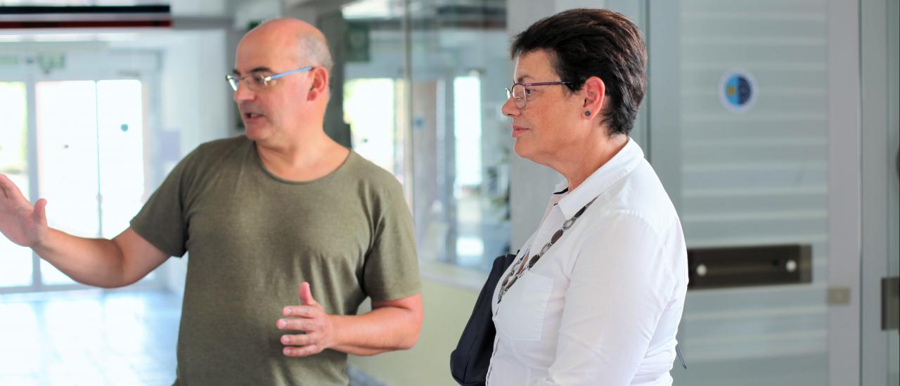 José Luis Rasilla, jefe del departamento de Óptica del IAC, acompaña a Ana Rosa Mena, alcaldesa de Tegueste, durante su visita al área de instrumentación del IAC. Crédito: Alejandra Rueda (IAC).