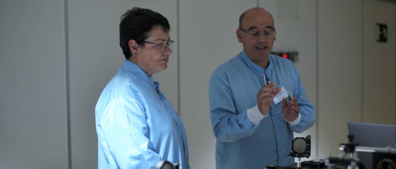 José Luis Rasilla, jefe del departamento de Óptica del IAC, explica a Ana Rosa Mena, alcaldesa de Tegueste, el instrumento HARMONI, durante su visita al laboratorio de Óptica del IAC. Crédito: Alejandra Rueda (IAC).