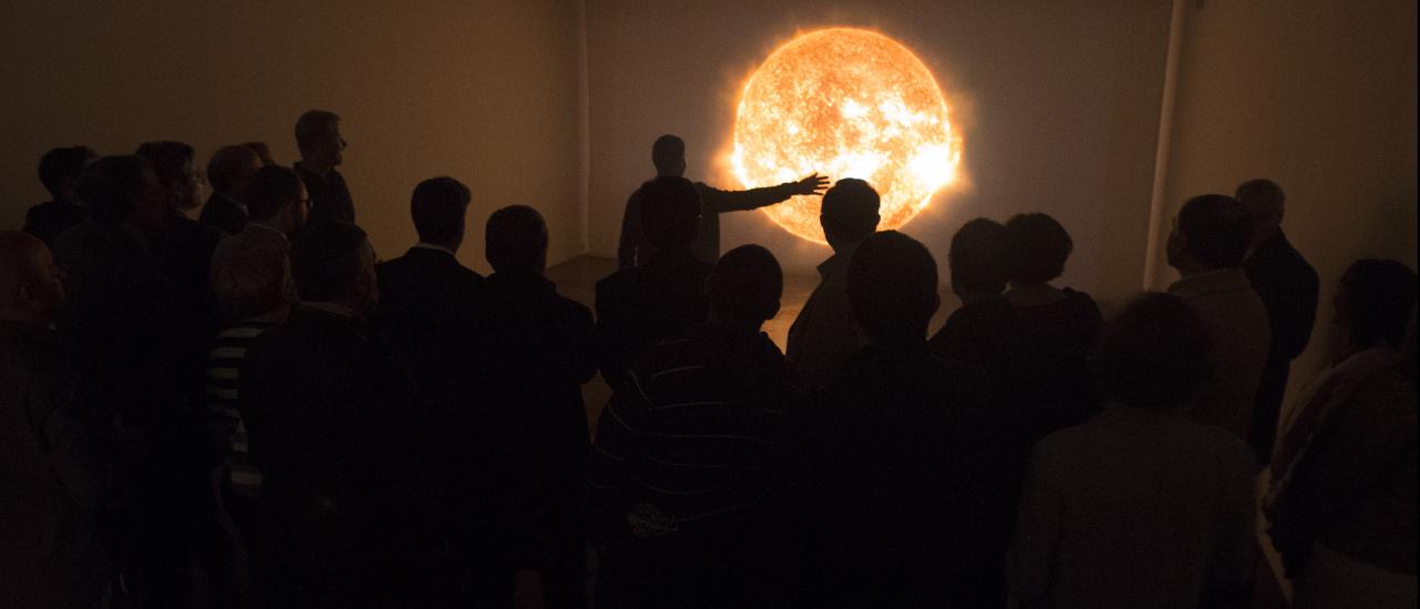 Visitantes de la exposición “Luces del Universo” ante el módulo interactivo “Inmersión Solar”, en la planta superior del Sala de Arte Instituto Canarias Cabrera Pinto (La Laguna). Créditos: Daniel López/IAC