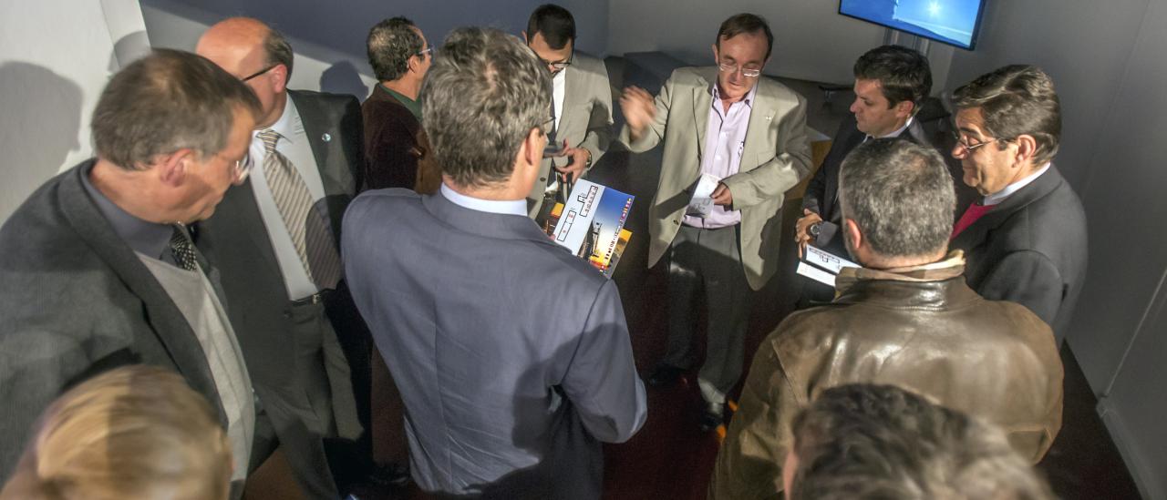 The astrophysicist Juan Antonio Belmonte, one of the curators of the "Lights of the Universe" exhibition, explaining to the authorities the distribution of the various modules of the exhibition. Credits:Daniel López/IAC. 