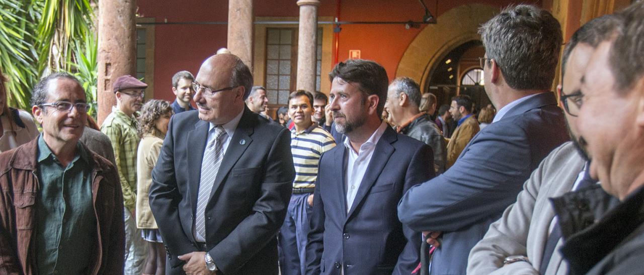 El director del IAC, Rafael Rebolo, el presidente del Cabildo de Tenerife, Carlos Alonso, el director de la ACIISI, Juan Ruiz Alzola, y el Director General de Cultura del Gobierno de Canarias, Xerach Gutiérrez Ortega, con Ignacio García de la Rosa (a la izquierda), uno de los comisarios de la exposición “Luces del Universo”. Créditos: Daniel López/IAC. 