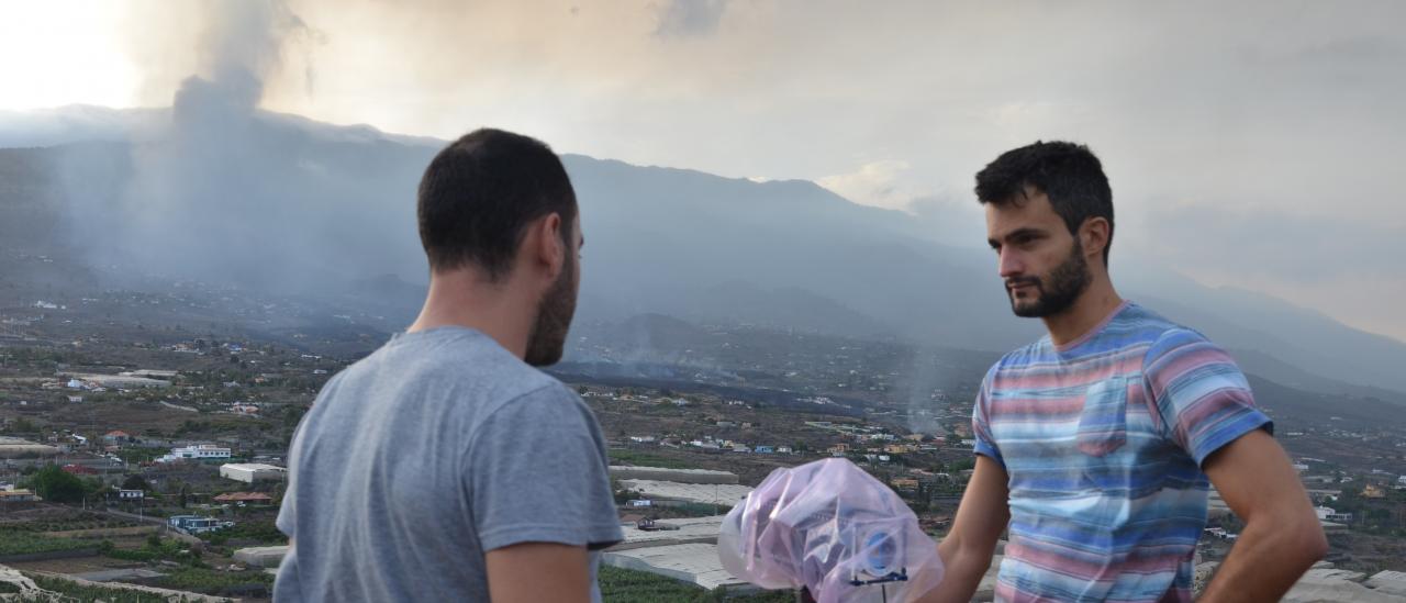 Ignacio Sidrach y Carlos Colodro tomando imágenes del volcán de Cumbre Vieja con la cámara DRAGO. 