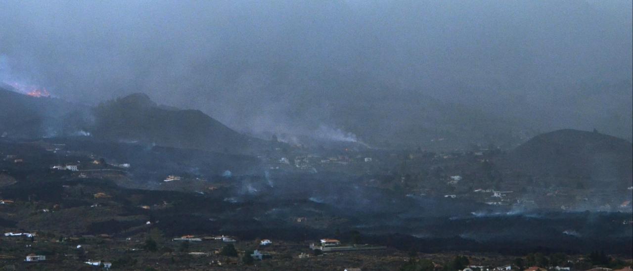 El volcán de Cumbre Vieja cubierto por la nube de humo y ceniza. Imagen tomada en el espectro visible, con una cámara Nikon. 