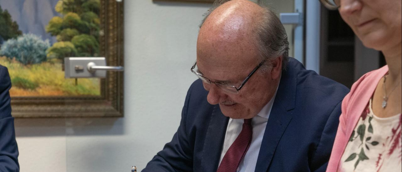 Rafael Rebolo durante la firma de la Fundación EST