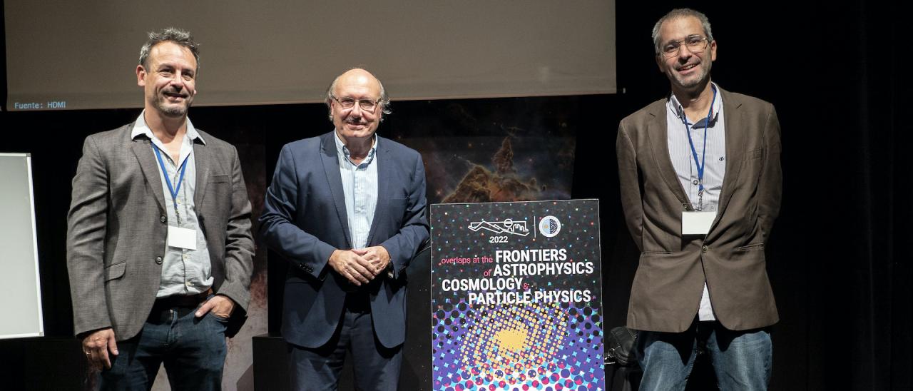 Los investigadores del IAC y organizadores de la presente edición de la Winter School Jorge Martin Camalich (izquierda) y Carlos Hernández-Monteagudo (derecha) con Rafael Rebolo, director del IAC (centro), en el Museo de la Ciencia y el Cosmos