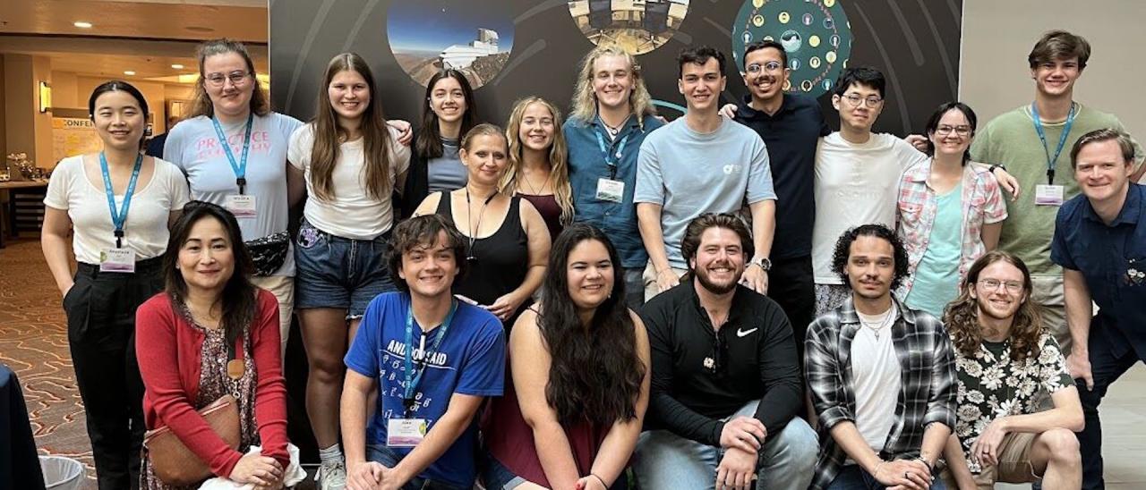 Participantes del Programa de Verano para Estudiantes de la Alianza LSST Discovery 2025, celebrado en el marco del Taller Comunitario Rubin en Tucson (Arizona, EE. UU.). Daniel Cano Morales, estudiante de la ULL-IAC, aparece de pie, sexto por la izquierda