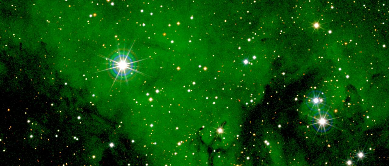 Imagen de la región de Cygnus-X cerca de la asociación Cygnus OB2. 2MASS J20395358+4222505 es la estrella con el borde rojo (revelando la alta extinción) cerca de la esquina superior izquierda. (Cortesía del proyecto GALANTE, I.P. J. Maíz Apellániz). 