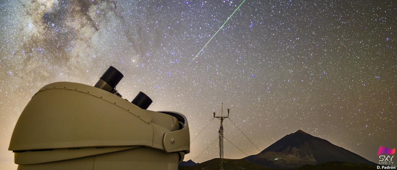 Una perseida cruza el cielo sobre el volcán Teide, la noche del 11 al 12 de agosto de 2020, bajo la atenta mirada del telescopio MASTER. En la imagen, tomada desde el Observatorio del Teide (Instituto de Astrofísica de Canarias), también se puede ver el centro galáctico. Autor: D. Padrón. (Descarga en alta resolución: https://flic.kr/p/2jvWE3A)