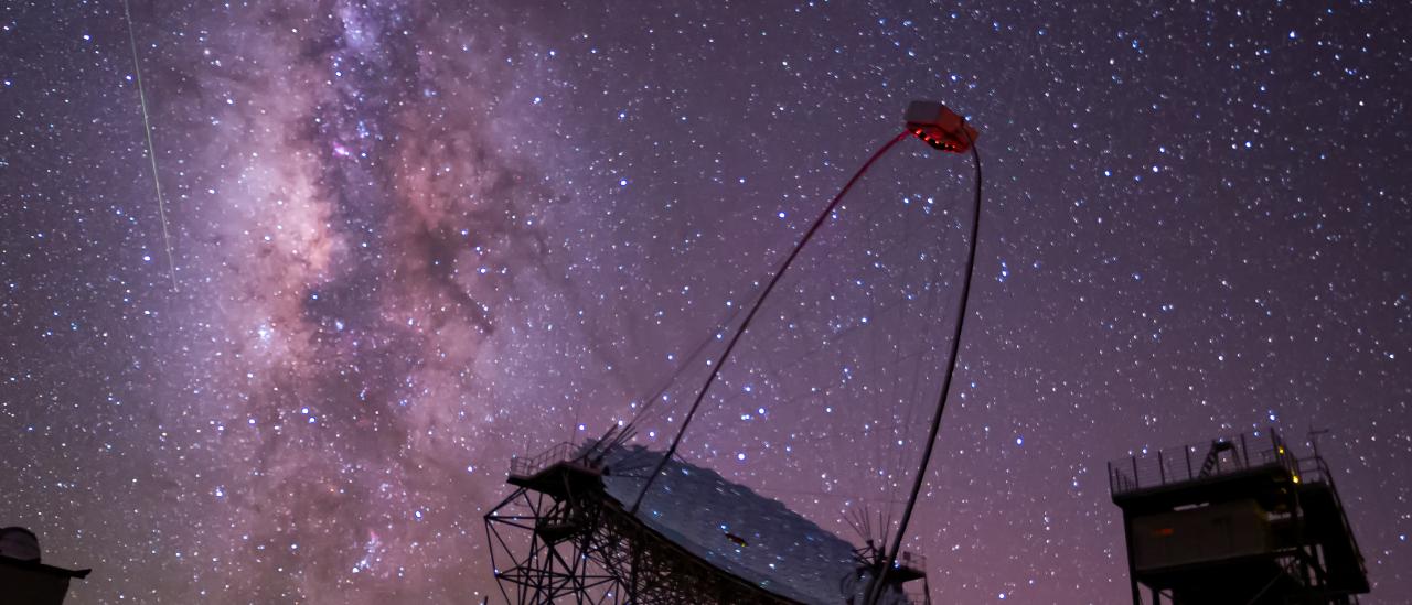 Perseida sobre uno de los telescopios MAGIC