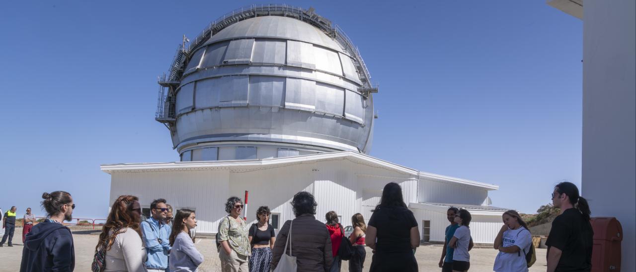 Vecinos y vecinas de Garafía junto al Gran Telescopio Canarias en el Observatorio del Roque de los Muchachos