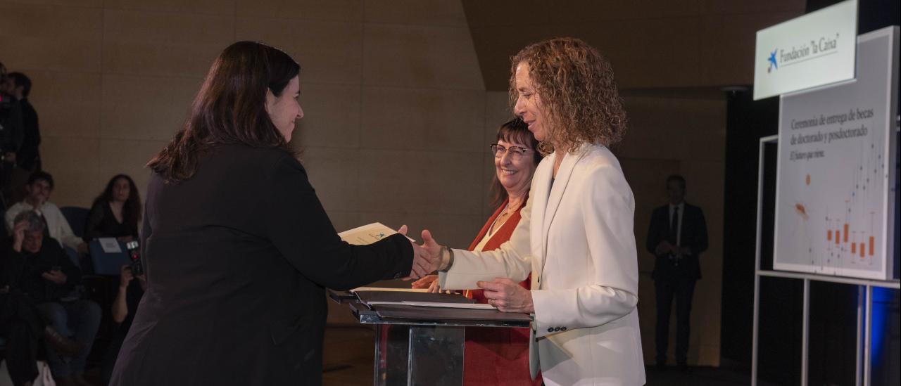 Ana Escorza recibiendo la beca de la Fundación La Caixa