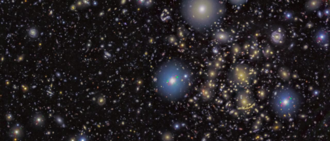 Imagen del cúmulo Abell 370, una de las regiones del cielo observadas por el proyecto SHARDS Frontier Fields. Esta imagen es la más profunda jamás tomada para detectar galaxias con líneas de emisión, que están formando estrellas activamente. El centro del cúmulo está situado en la parte superior derecha de la imagen. En la misma zona se pueden ver galaxias amplificadas gravitacionalmente, algunas de ellas mostrando morfologías muy deformadas y alargadas, lo que se conoce como arcos. Crédito: GRANTECAN