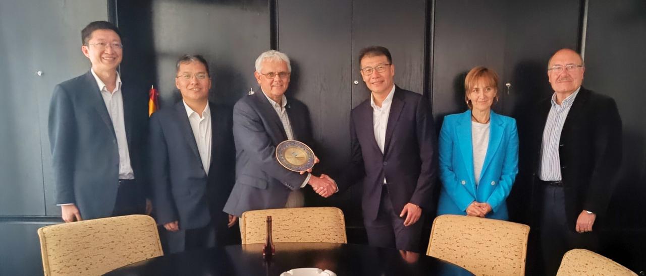 Visita de la delegación del Instituto de Óptica, Mecánica Fina y Física de Changchun (CIOMP) al IAC. 