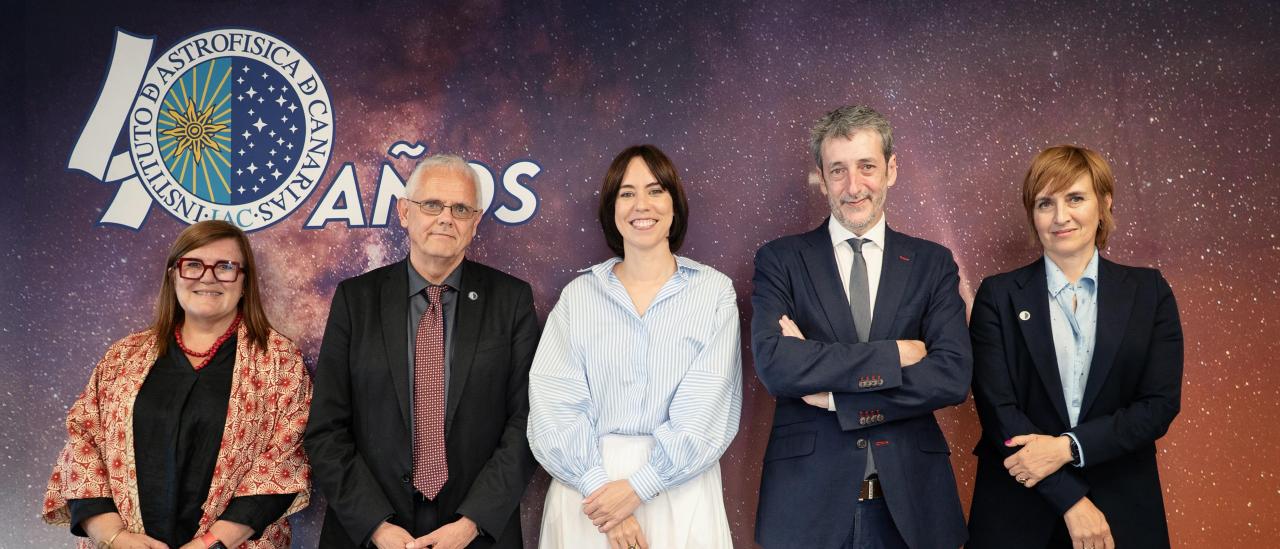 La ministra Diana Morant junto al director del CDTI, José Moisés Martín; el director del IAC, Valentín Martínez; la subdirectora del IAC, Eva Villaver y la Secretaria General de Innovación, Teresa Riesgo.