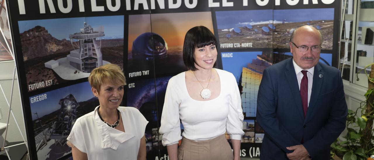 De izquierda a derecha: Elena Máñez, consejera de Economía, Conocimiento y Empleo del Gobierno de Canarias, Diana Morant, ministra de Ciencia e Innovación, y Rafael Rebolo, director del IAC. Crédito: Inés Bonet Márquez (IAC).