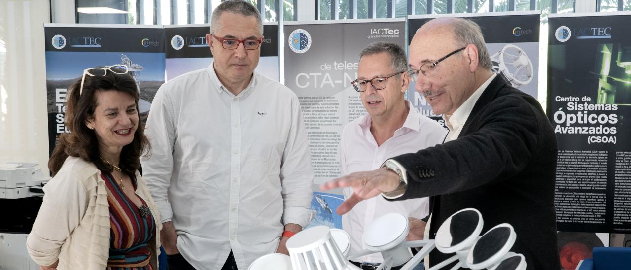 El director de la Agencia Espacial Española, Juan Carlos Cortés Pulido, junto con la Jefa de Departamento de Ciencia de la Agencia Espacial Española, Cecilia Hernández en la visita a IACTEC con el director del IAC, Rafael Rebolo y el responsable de IACTEC Espacio, Alex Oscoz.