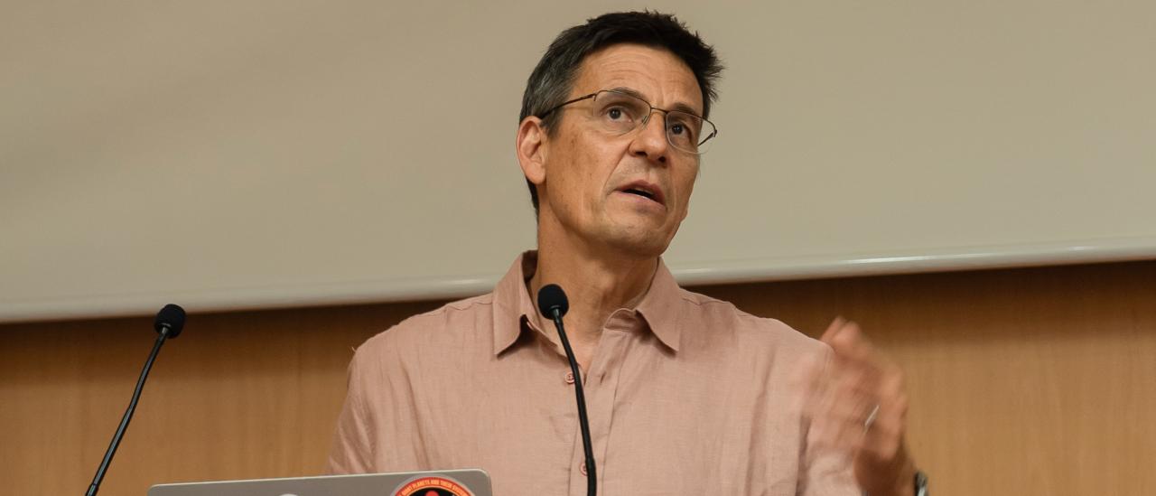 Didier Queloz during his lecture in the IAC Aula