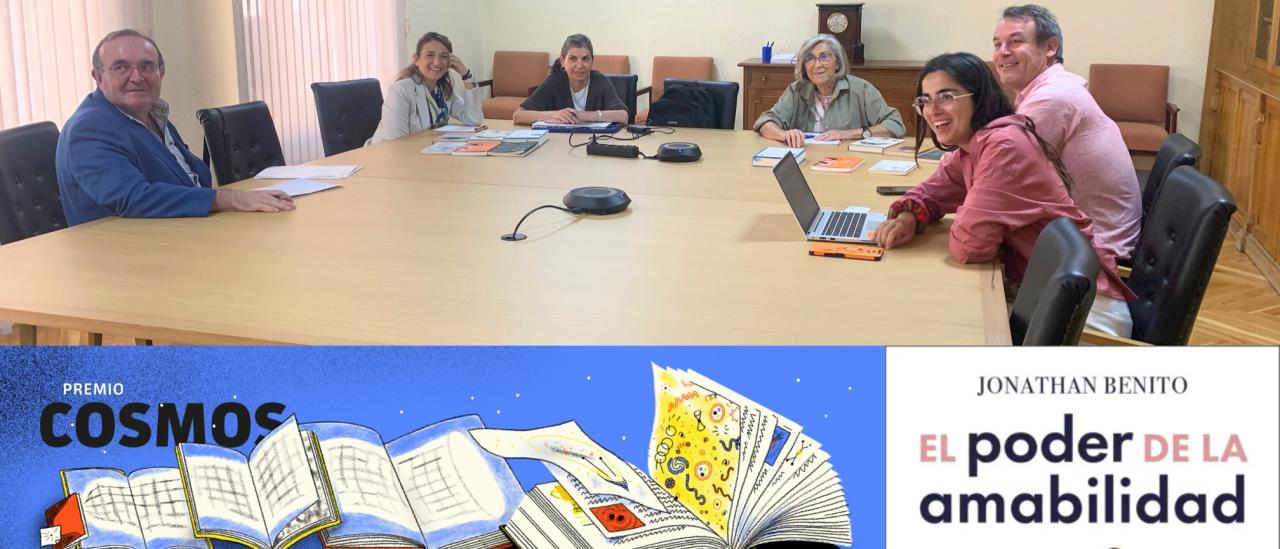 Miembros del Comité Científico Evaluador y libros participantes en la deliberación del Premio Cosmos 2026, celebrada en la Academia de Ciencias Matemáticas, Exactas, Físicas y Naturales de Madrid.
