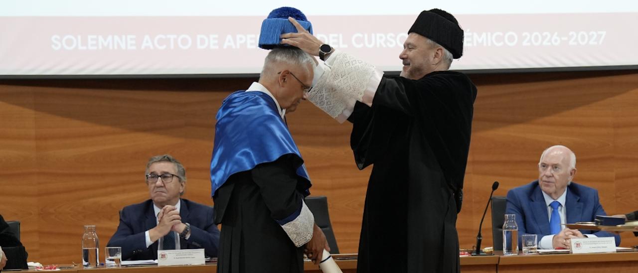 El astrofísico Valentín Martínez Pillet, director del IAC, siendo envestido Doctor Honoris por la UMH durante el acto de apertura del curso académico 2025/26